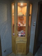 Witryna narożna z oświetleniem