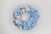 gumka do włosów scrunchie MIDI satynowa frotka błękitna w kwiaty niebieska