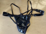 Stringi damskie lateksowe używane.