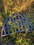 Stara kuta metalowa krata