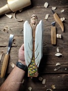 Anioł stróż drewniany kwiaty  rzeźba w drewnie  prezent sztuka ludowa 