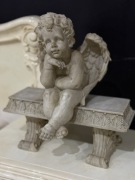 Biało-szara figurka aniołka 