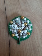 Broszka - drzewo z owocami