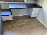 Biurko Swiss Krono robione przez stolarza.