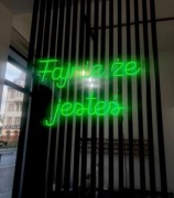 Neon "fajnie, że jesteś" napis led