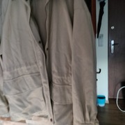 Kurtka beżowa z kolnierzykiem czarnym że skóry materiał len roz.XL