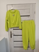 Dres welur w kolorze neonowy , bluza na gumie , broszką.