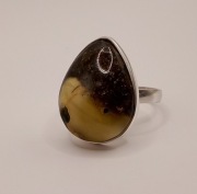 Srebrny pierścionek z bursztynem