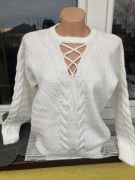 Sweterek z ozdobnym dekoltem 