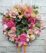 Dekoracyjny wiosenny wianek na drzwi w różu 