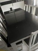 Czarno biały stół i krzesła