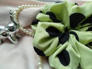 Gumka scrunchies XL limonka w czarne grochy 
