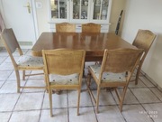 Stół z krzesłami komody 