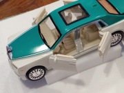 Samochód luksusowy z otwieranymi drzwiami ,bagażnikiem i maskom , zabawka