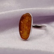 Srebrny pierścionek z bursztynem