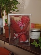 Dekoracyjny miś w pudełku, ozdobny miś w bukiecie sztucznych kwiatów