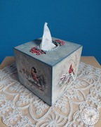 Drewniany chustecznik z ptakami w zimowej odsłonie