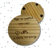 Podstawka „Byle do piątku. UPS w sobotę też pracuje” – 9 cm,grawer, lakier