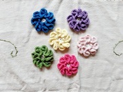 Zestaw szydełkowych kwiatków handmade – aplikacje do ubrań, ozdoby DIY