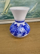 Ceramiczny wazon recznie malowany – bialo niebieski, kwiatowy motyw