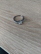 Pierścionki widoczne na zdjęciach 