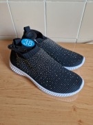 Buty nowe wygodne rozciągliwe czarne błyszczące z białą podeszwą 