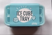 zestaw dwóch niebieskich foremek do lodu z dnem silikonowym