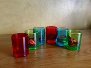 Świeczniczki, szklane, kolorowe na tealight’y lub świeczki.