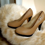 Beżowe czółenka damskie szpilki skórzane Nowe 