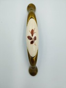 Nowy uchwyt meblowy retro porcelanowy, listki, stare złoto, rozstaw  96 mm