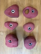 6 czerwonych chwytów wspinaczkowych