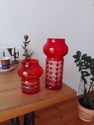 Dwa czerwone flakoniki.