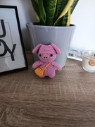 Szydełkowy brelok zawieszka świnka z torebką 