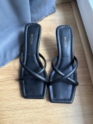 Czarne skórzane klapki Guess na obcasie, 37