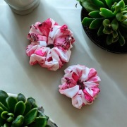 Scrunchies różowa z kwiatowym wzorem 