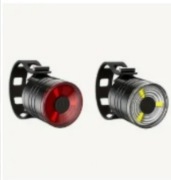 Zestaw lamp rowerowych z bateriami.