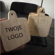 Zestaw 6 drewnianych podkładek pod kubek – 3 jasne i 3 ciemne na stojaku