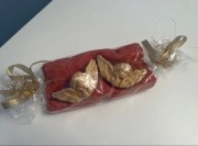 Zestaw na prezent z Douglas ręcznik i 2 ozdobne mydełka