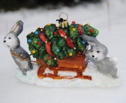 Zające z choinką na sankach - bombka kolekcjonerska Komozja handmade