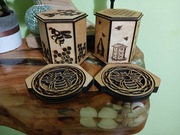 Komplet ozdobny miodowy ,pudełko i podkładki z pszczołą