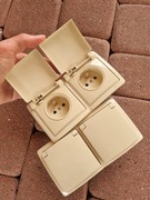 Dwa pojedyncze gniazdka łazienkowe bryzgoszczelne Simon Beżowy