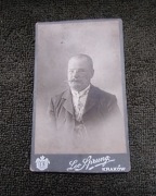 Mężczyzna kartonik Leo Sprung Kraków 