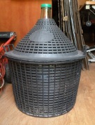 Balon do wina 34 l gąsior w koszu