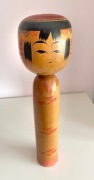 Japonia. Duża Yajiro Kokeshi, sygnowana. II połowa XX w.