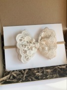 Opaska bezuciskowa kokardka koronkowa beżowa sesja chrzest roczek urodziny