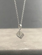 Nowy uniseks naszyjnik w kształcie kości do gry