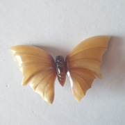 STARA RZEŻBIONA BROSZKA WYKONANA Z ROGU 6,5 CM X 5,,5 CM