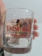 Szklanka Dewar's White Label Finest Scotch Whisky