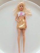 Lalka barbie ze złotą sukienką
