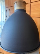 Industrialna lampa z drewnianym akcentem